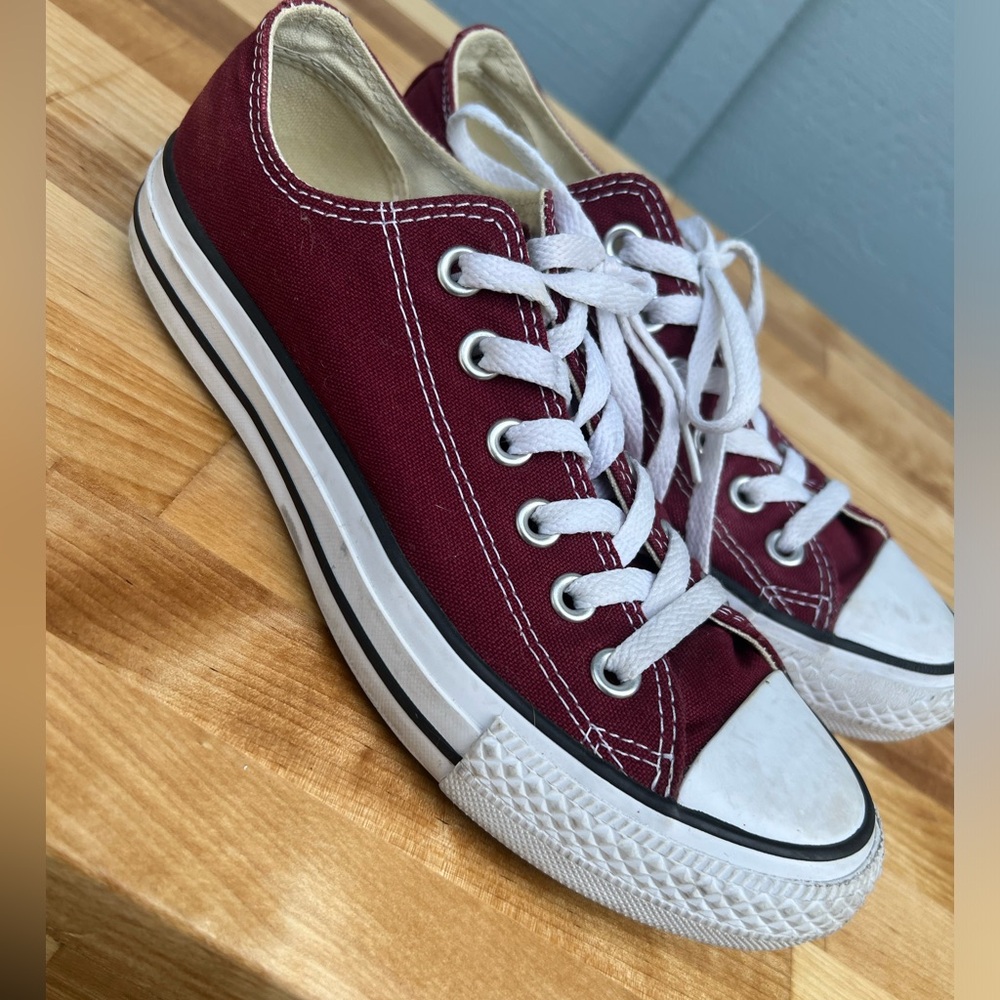 Converse All Star low top Chucks burgundy 4.5 men’s 6.5 women’s great preowned
